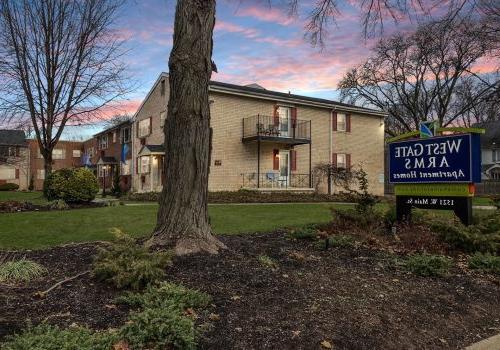 Evening view of the West Gate Arms apartment community 在Jeffersonville, with warm lights illuminating the courtyard